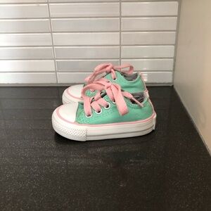 EUC Converse baby Chuck Taylor Low Top